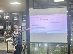 Blanca Villalobos dictando la charla