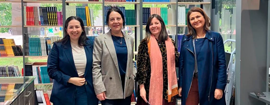 Jovana Skarmeta con el equipo de Ediciones UCT