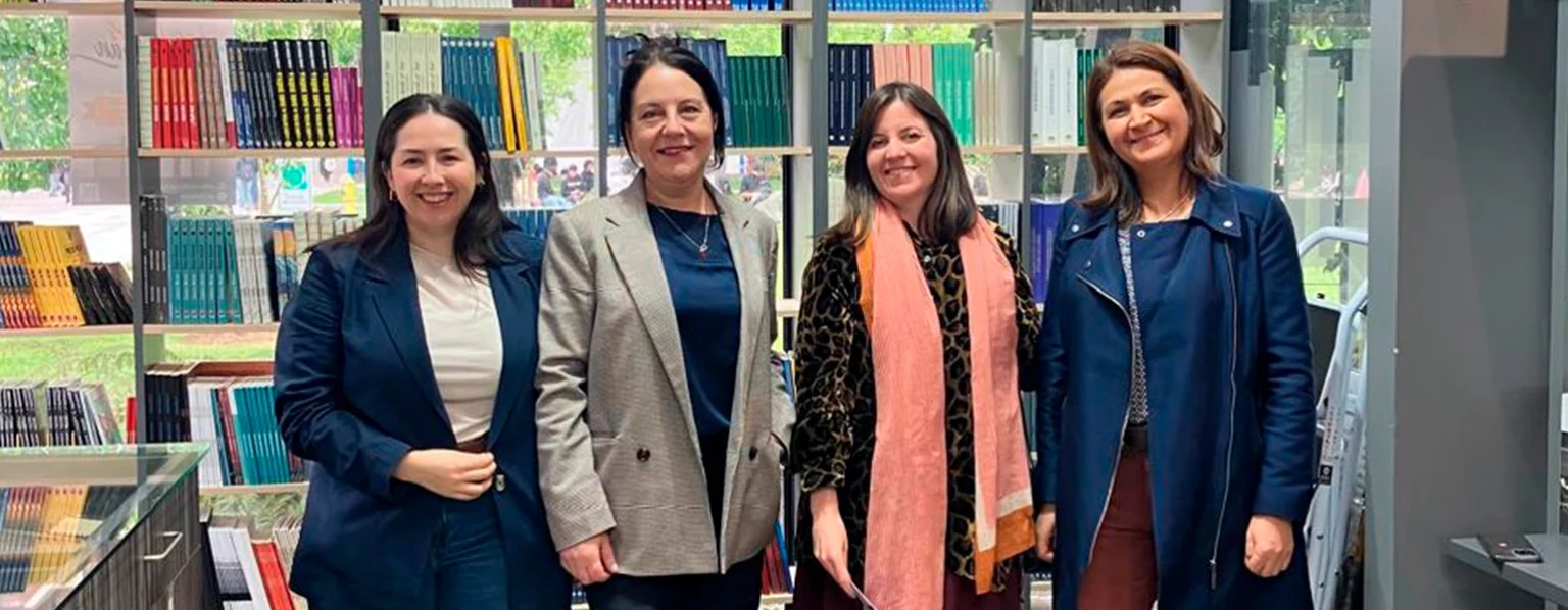 Jovana Skarmeta con el equipo de Ediciones UCT